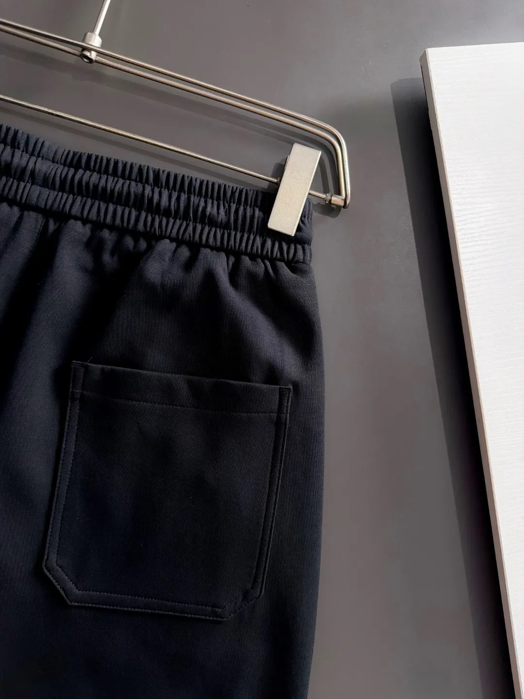 Next day shipment P195 Balenciaga High Quality 2026 Autumn and Winter New Arrival elastic band casual pants, counter-customized fabrics, Breathable, high comfort, impeccable details, brand element design concept, reflecting high quality. It feels delicate and soft! It presents a casual cut and the upper body shape is great! Sizes:S-3XL